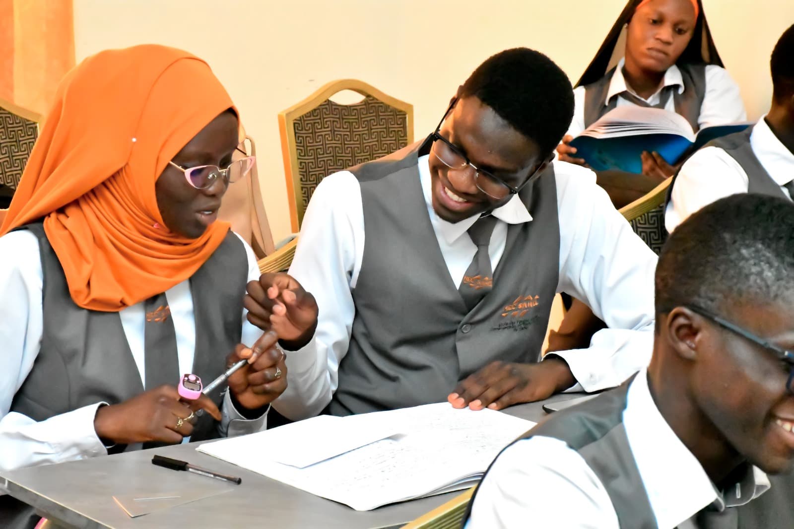 Deux étudiants d’EHCT-Sahel travaillent ensemble sur un cahier